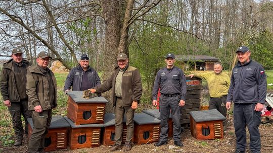 Służba więzienna oraz leśnicy przekazali dar dla kotów i ptaków. ZDJĘCIA