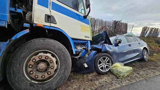 Śmieciarka czołowo zderzyła się z samochodem osobowym