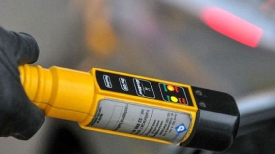 Sporo przekroczył dozwolone 50 km/h, był nietrzeźwy i kierował bez uprawnień. Pięćdziesięciolatek odpowie przed sądem