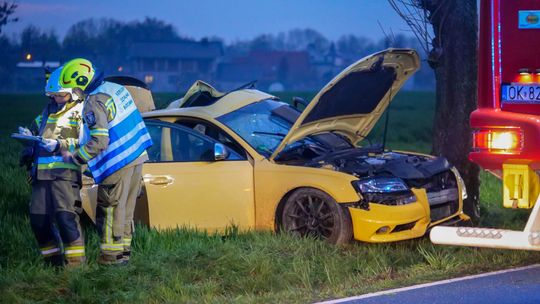 Sportowe audi rozbiło się na drzewie. Trzy osoby trafiły do szpitala Sportowe audi rozbiło się na drzewie. Trzy osoby trafiły do szpitala