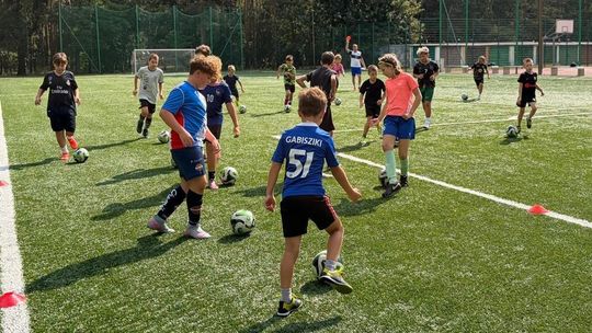 Sportowe wakacje trwają. Na Orliku młodzi piłkarze szlifują formę. ZDJĘCIA