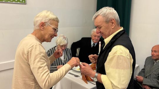 Spotkania opłatkowe seniorów przy wigilijnym stole. ZDJĘCIA Spotkania opłatkowe seniorów przy wigilijnym stole. ZDJĘCIA