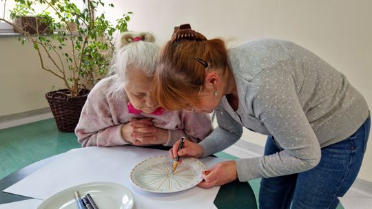 Spotkanie pełne inspiracji i cennych rozmów. Seniorzy lubią tworzyć. ZDJĘCIA
