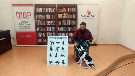 Spotkanie z psem w bibliotece w ramach miesiąca dobroci dla zwierząt
