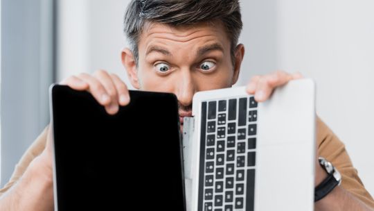 Spuchnięta bateria w laptopie i co dalej? 