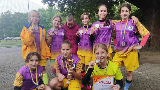 Srebrne medale dla piłkarek z PSP nr 5 w Kędzierzynie-Koźlu