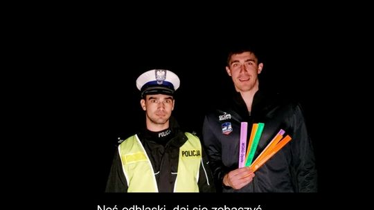 Srebrny medalista MŚ Łukasz Kaczmarek zachęca do noszenia odblasków. FILM