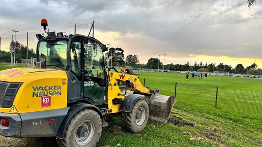 Stadion w Koźlu z kolejnym etapem prac. Obiekt zyska tor rolkowy i boisko plażowe. ZDJĘCIA
