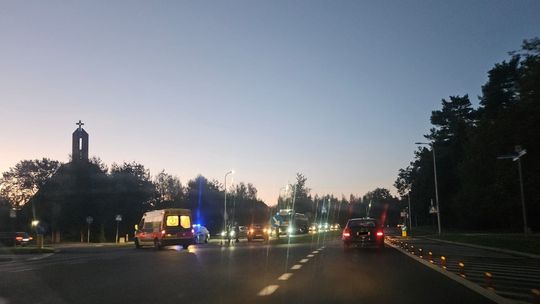 Starsza kobieta została potrącona na przejściu dla pieszych. Trafiła do szpitala