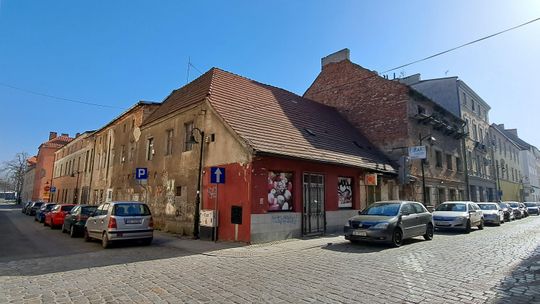 "Straszydło" nieopodal kozielskiego rynku wystawione na sprzedaż. ZDJĘCIA