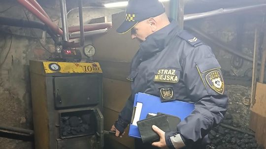 Straż miejska kontroluje kopciuchy w Kędzierzynie-Koźlu Straż miejska kontroluje kopciuchy w Kędzierzynie-Koźlu