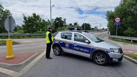 Straż miejska patroluje zjazd na ulicy Wyspiańskiego