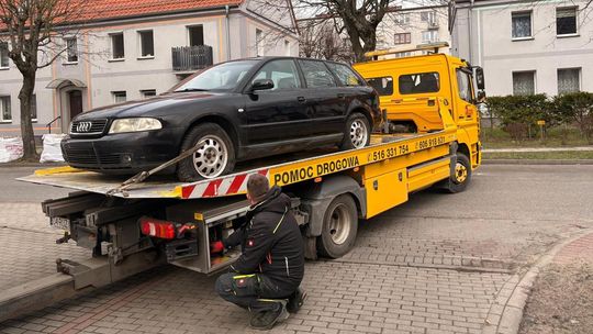 Straż miejska usuwa wraki porzuconych samochodów z parkingów na terenie Kędzierzyna-Koźla