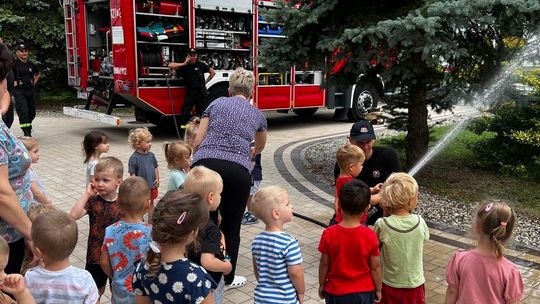 Strażacy ćwiczyli ewakuację w żłobku. Dzieci były zachwycone
