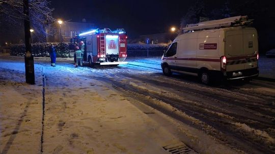 Strażacy dwa razy wyjeżdżali do zerwanych kabli, a śnieg dopiero zaczął padać