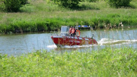 Strażacy i policjanci szukają właściciela samochodu i namiotu