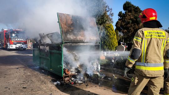Strażacy interweniowali na cmentarzu. Zapalił się kontener na śmieci