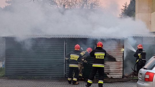 Strażacy interweniowali na Pogorzelcu. Paliła się wiata śmietnikowa