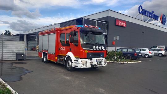 Strażacy interweniowali w Carrefourze. Na szczęście alarm był fałszywy