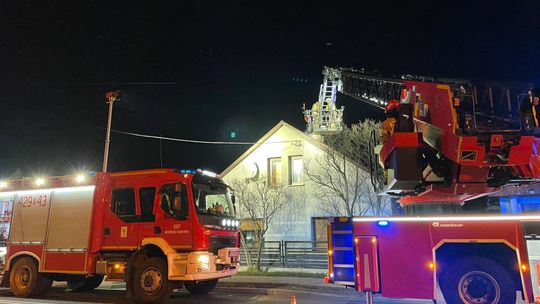 Strażacy interweniowali w Większycach. Zapaliła się sadza w kominie