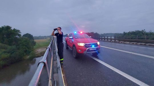 Strażacy kontrolują Odrę w związku ze skażeniem rzeki