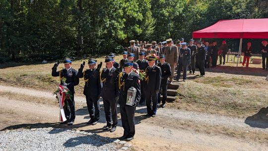Strażacy oddali cześć poległym podczas walki z żywiołem sprzed 33. lat. ZDJĘCIA