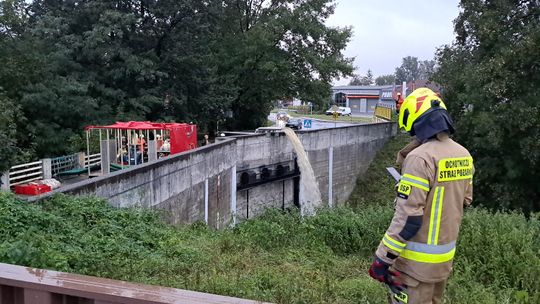 Strażacy podejmują działania prewencyjne w przypadku potoku Lineta. ZDJĘCIA