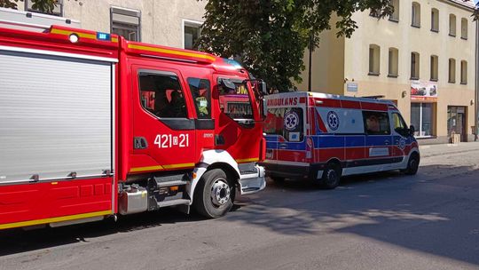 Strażacy pomagali w transporcie pacjenta do karetki