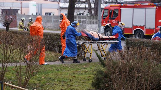 Strażacy pomagali w transporcie pacjenta z COVID-19