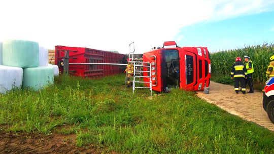 Strażacy pomogli poszkodowanemu kierowcy opuścić kabinę pojazdu