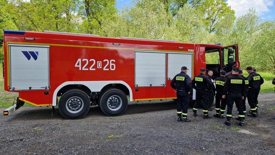 Strażacy poznawali nowy wóz, który niebawem ruszy na akcje