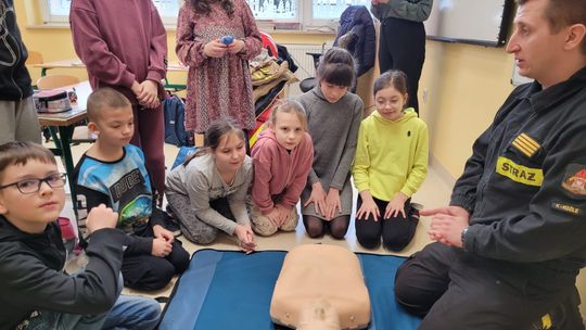 Strażacy profilaktycznie spotkali się z uczniami szkoły w Rogach