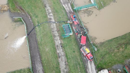 Strażacy przepompowują wodę w Landzmierzu