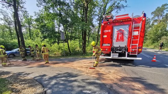 Strażacy usuwali niebezpieczną plamę oleju z jezdni