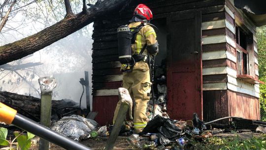 Strażacy w akcji - pożar drewnianego budynku przy ulicy Portowej