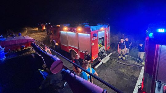 Strażacy wciąż dogaszają pożar lasu. Na miejscu pracuje kilkanaście zastępów z całego powiatu foto: OSP Polska Cerekiew