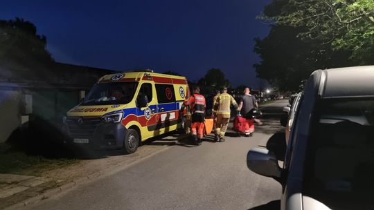 Strażacy wezwani do pomocy w zniesieniu pacjenta do karetki