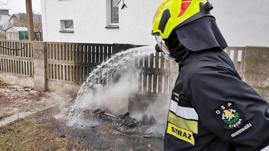 Strażacy wezwani do pożaru domu. Spaliły się jedynie kubły na śmieci