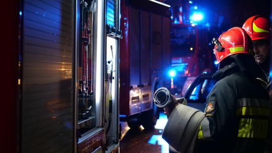 Strażacy wezwani do pożaru mieszkania na dziesiątym piętrze wieżowca