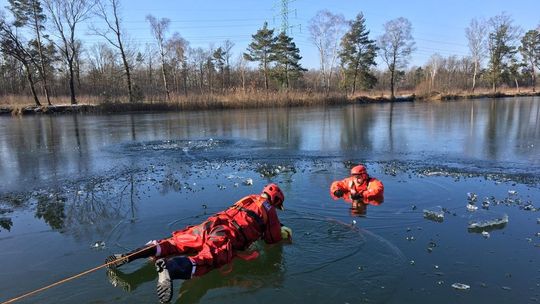 Strażacy z JRG nr 1 doskonalili swoje umiejętności w ratownictwie lodowym