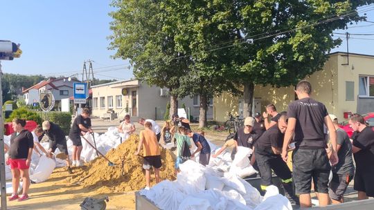 Strażacy ze Starego Koźla: kochani mieszkańcy, udało się wygrać z wodą, ale bez was nie dalibyśmy rady