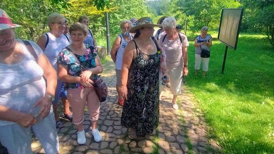 Studenci seniorzy z Dziergowic zakończyli rok w terenie. ZDJĘCIA