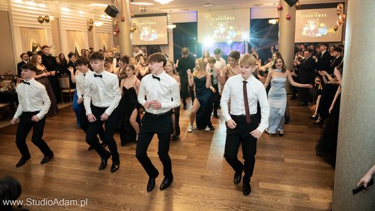Studniówkowy taniec uczniów „Kopernika” robi furorę w sieci. Zobaczcie film i zdjęcia z imprezy!