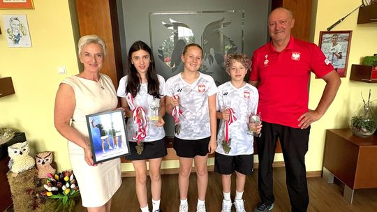 Sukces nie zna barier - niesłyszący uczniowie podbijają świat badmintona. ZDJĘCIA