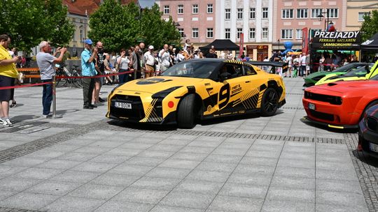 Supersamochody na kozielskim rynku. Przejażdżka za minimum 100 zł wspiera zakup karetki. ZDJĘCIA