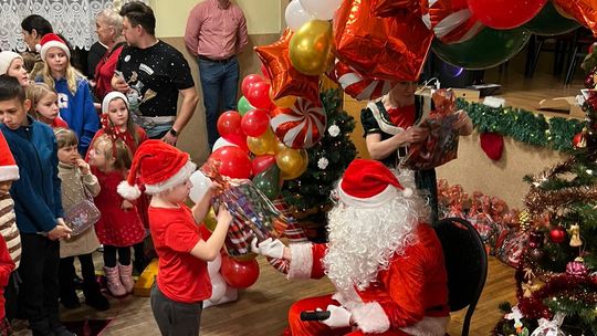 Św. Mikołaj w Domu Kultury w Kłodnicy. Ponad 80 dzieci wzięło udział w świątecznym spotkaniu Św. Mikołaj w Domu Kultury w Kłodnicy. Ponad 80 dzieci wzięło udział w świątecznym spotkaniu