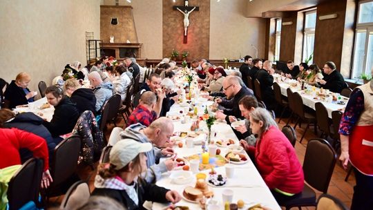 Świąteczne stoły pełne dobra. Parafianie, misjonarze i darczyńcy wsparli ubogich. ZDJĘCIA
