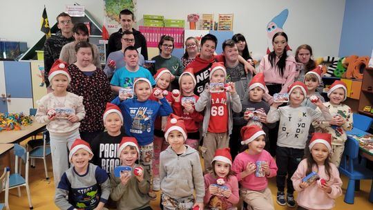 Świąteczne warsztaty integracyjne z przedszkolakami. ZDJĘCIA