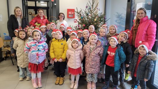 Świąteczny koncert w hospicjum w wykonaniu przedszkolaków. ZDJĘCIA