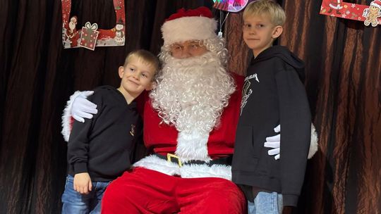 Święty Mikołaj już krąży, odwiedził dzieci z Koźla Rogów. Był też świąteczny kiermasz w „Kubiczku”
